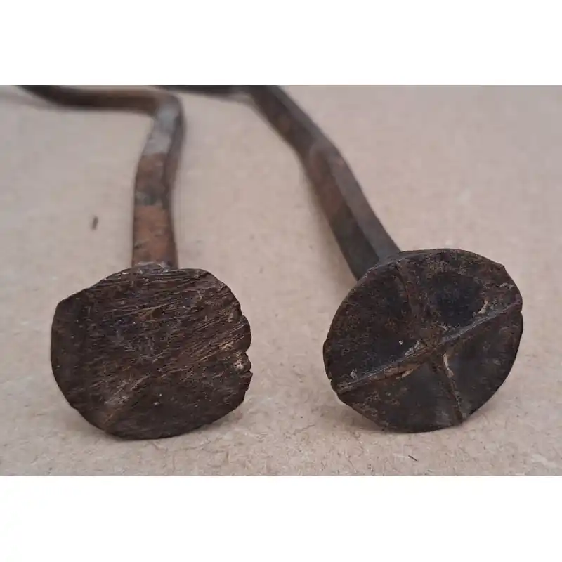 2 Antiguos clavos de hierro forjado, siglo XIX Liquidación